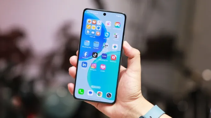 Khi xem YouTube, Netflix hoặc lướt TikTok, màn hình của HONOR X8d cho cảm giác nịnh mắt