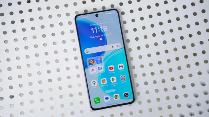 Máy được trang bị tấm nền AMOLED 6.77 inch