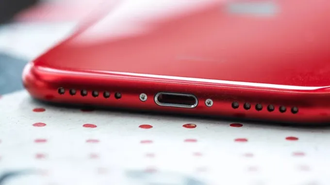 Pin luôn là điểm khiến iPhone SE 2020 gặp nhiều tranh cãi