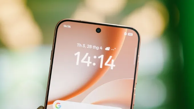 Camera selfie dạng “nốt ruồi” cũng được đặt sát mép trên