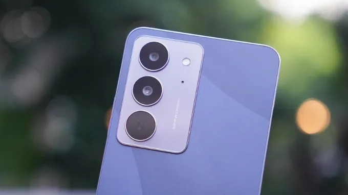Realme C75x được trang bị cụm camera khá đơn giản với cảm biến chính 50MP