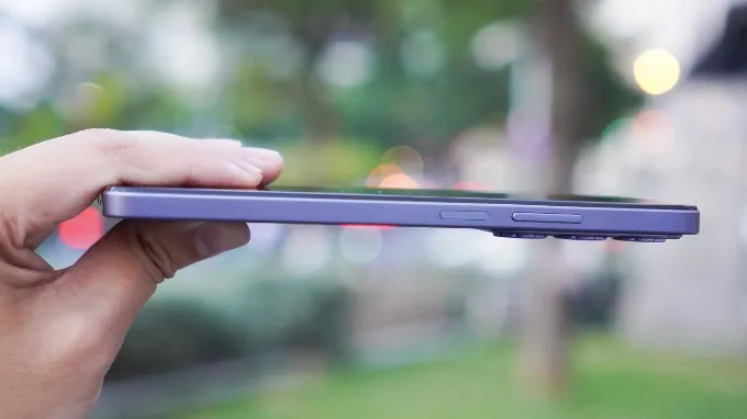 Realme C75x có độ dày khoảng 7.99 mm và trọng lượng 196g