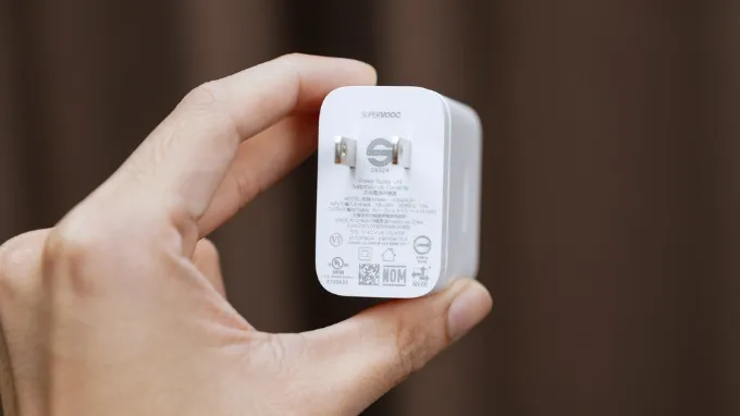 Củ sạc 45W trong hộp đựng Realme C75x
