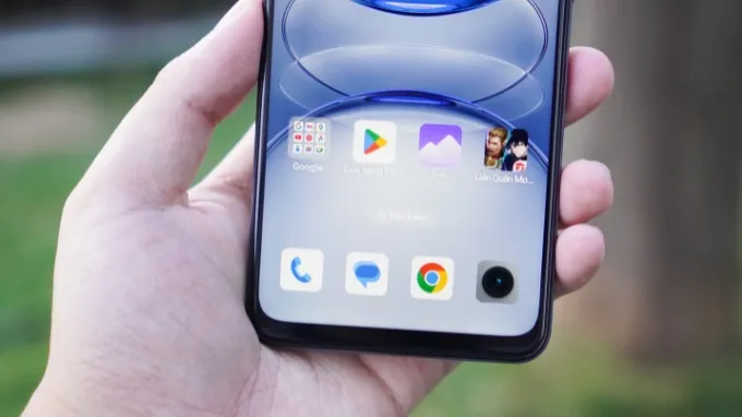 Phần cằm bên dưới màn hình Realme C75x vẫn khá dày
