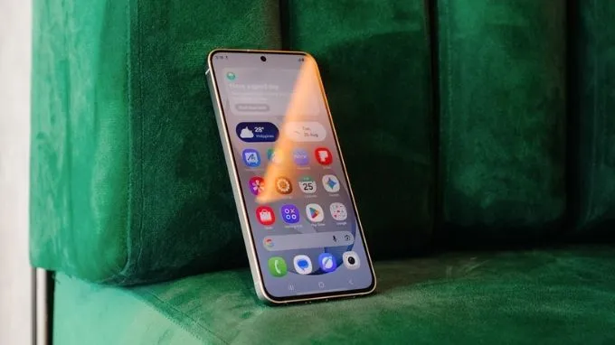 Tần số quét 120Hz thích ứng trên S26 FE giúp mọi cử chỉ vuốt chạm