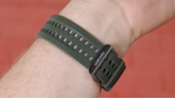 Đi cùng với thiết bị là dây đeo Trail Band thế hệ mới