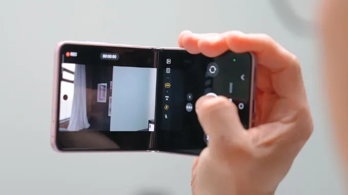 Z Flip8 quay video ổn định hơn với tính năng Horizontal Lock