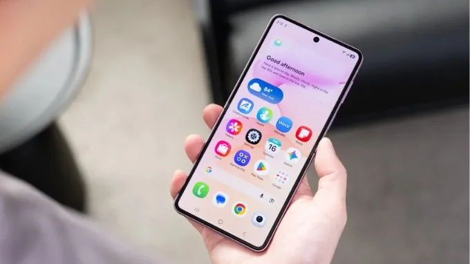 Màn hình chính của Galaxy Z Flip8 không có nhiều nâng cấp nổi bật