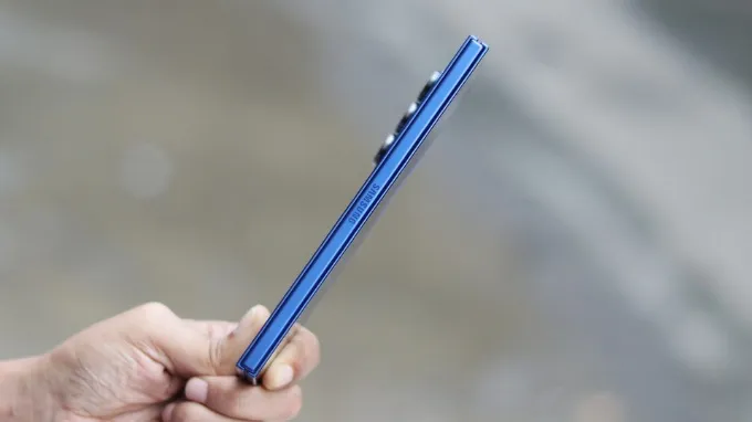 Khi gập lại, Galaxy Z Fold 7 chỉ dày 8.9 mm