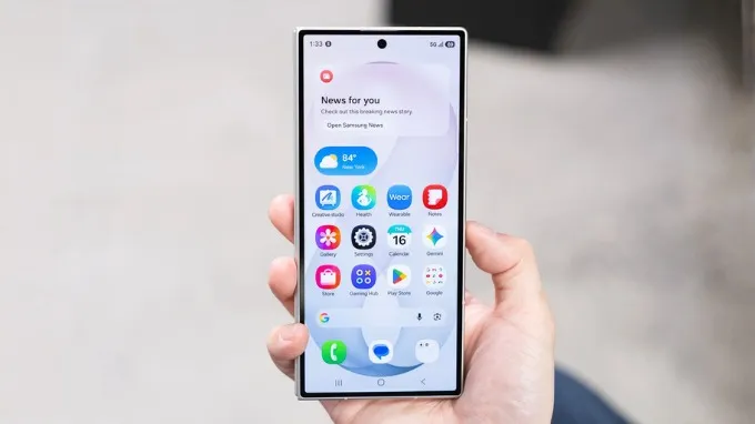 Z Fold8 Ultra tiếp tục trang bị màn hình ngoài 6.5 inch sắc nét