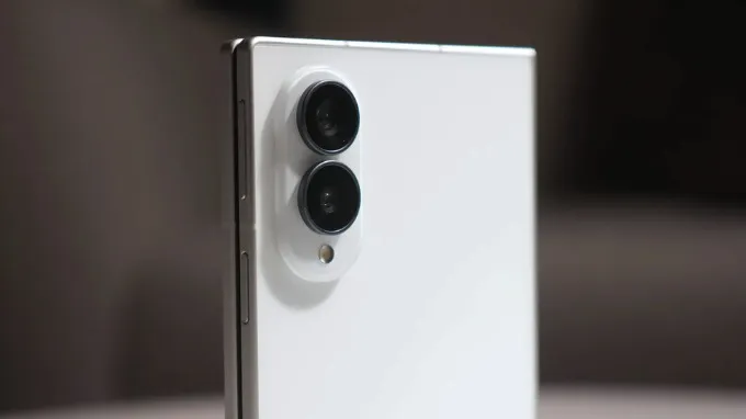 Z Fold8 không có camera tele như với phiên bản Ultra