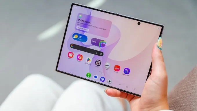 Bên trong Z Fold8 vẫn là tấm nền 7.6 inch rộng rãi