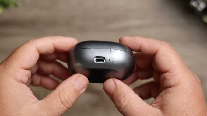 sản phẩm còn hỗ trợ sạc nhanh qua cổng USB-C
