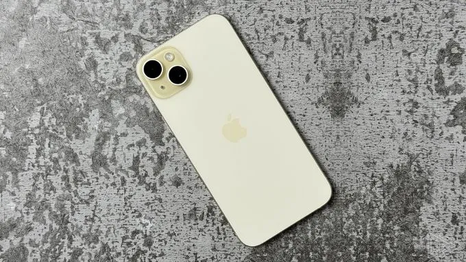 Đánh giá thiết kế mặt lưng của iPhone 15 Plus