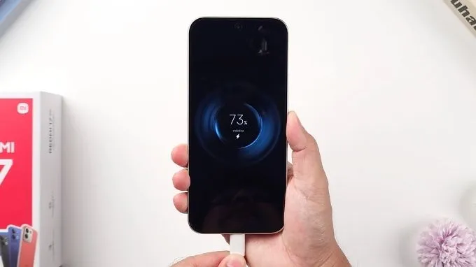 Xiaomi cũng trang bị cho máy công nghệ sạc nhanh có dây với công suất 45W