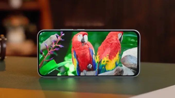 Màn hình AMOLED gần 7 inch, rộng rãi và cuộn nội dung mượt