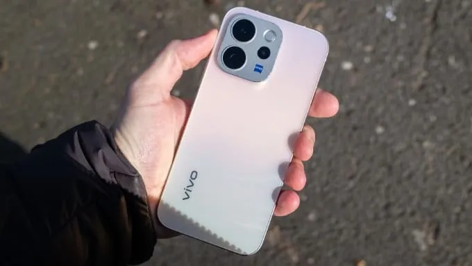 Hướng đến phân khúc dễ tiếp cận hơn, vivo V70 vẫn được trang bị nhiều công nghệ camera hợp tác cùng Zeiss