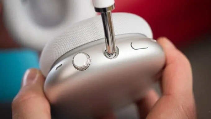Cách sử dụng Digital Crown trên AirPods Max