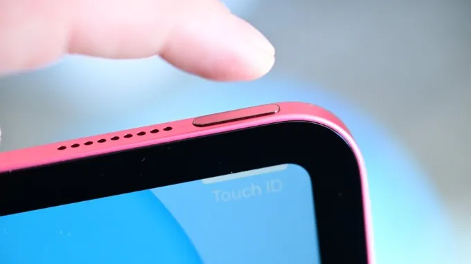 Cảm biến Touch ID được tích hợp vào nút nguồn ở cạnh trên của iPad A16