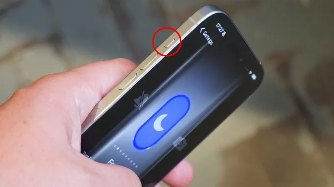 Action Button (hay còn gọi là nút Tác vụ) là nút bấm vật lý ở cạnh trái của điện thoại