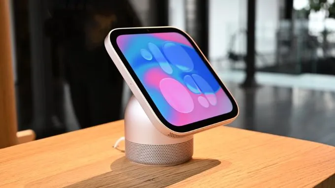 HomeView có hai củ loa toàn dải đặt trong phần màn hình