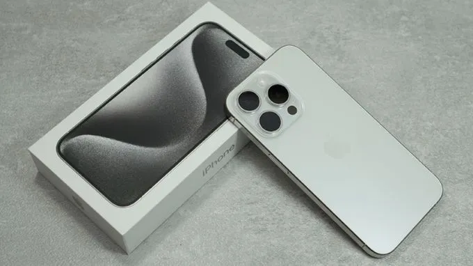 Ảnh iPhone 15 Pro Max màu Titan Trắng