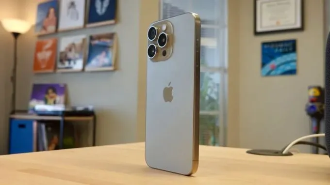 Hình ảnh iPhone 15 Pro Max màu Titan Tự nhiên