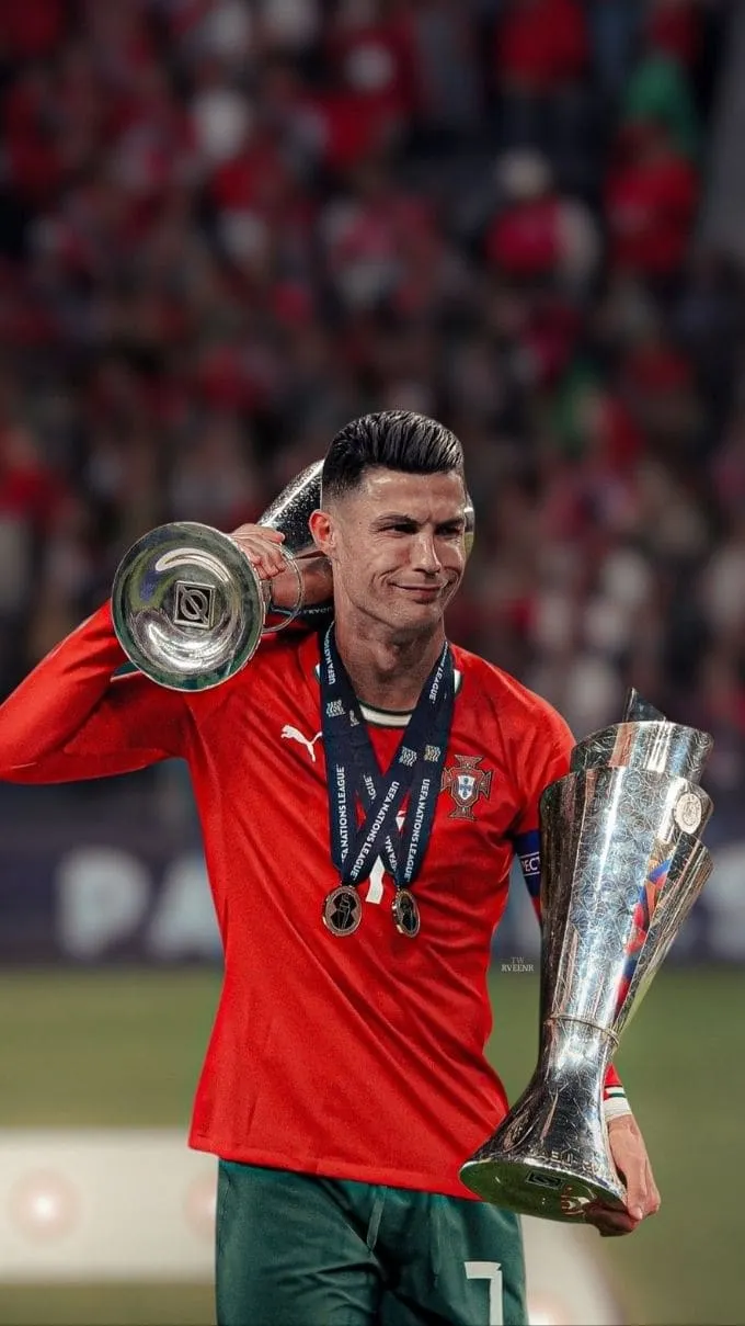 Hình nền Ronaldo trong màu áo đội tuyển quốc gia và Al Nassr