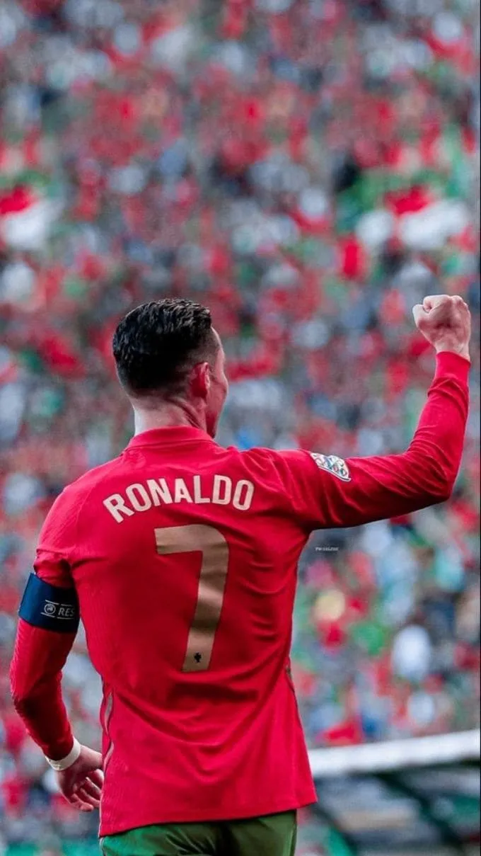 Hình nền Ronaldo trong màu áo đội tuyển quốc gia và Al Nassr