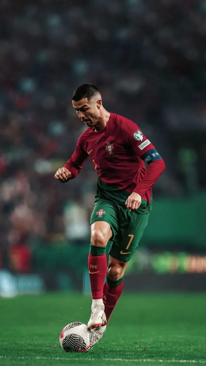 Hình nền Ronaldo trong màu áo đội tuyển quốc gia và Al Nassr