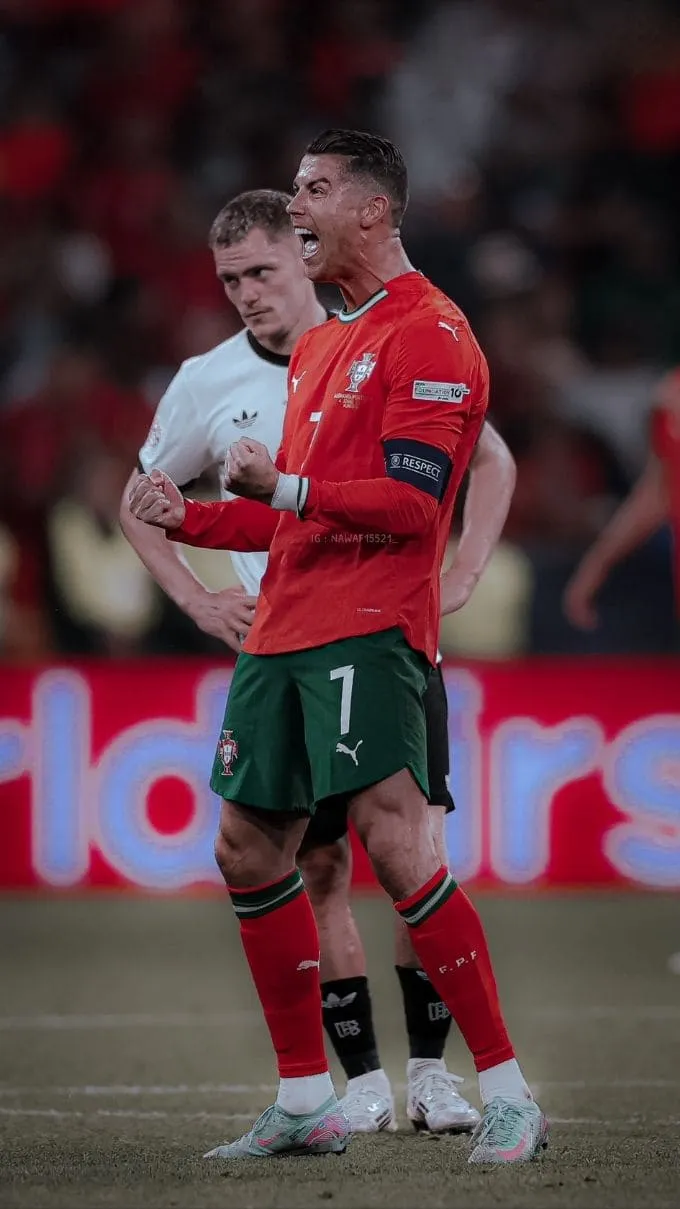 Hình nền Ronaldo trong màu áo đội tuyển quốc gia và Al Nassr