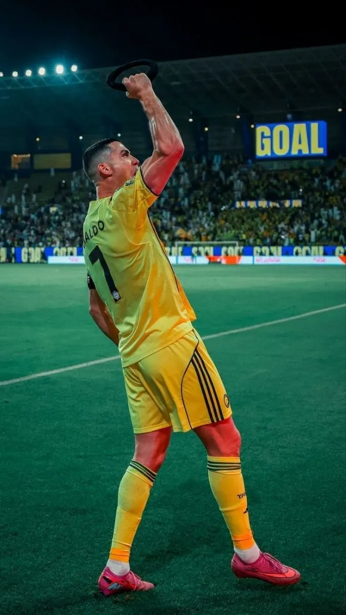 Hình nền Ronaldo trong màu áo đội tuyển quốc gia và Al Nassr