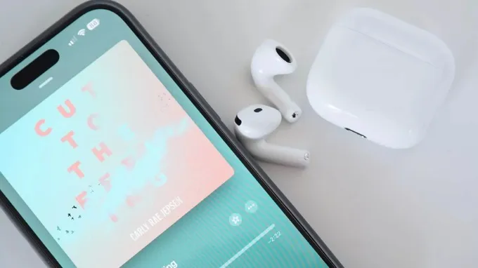 AirPods hỗ trợ âm thanh không gian với khả năng theo dõi chuyển động đầu