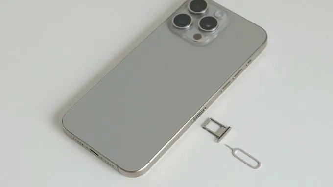 iPhone 15 Pro Max có khe SIM không