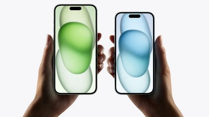 Chọn màn hình iPhone 15 hay 15 Plus