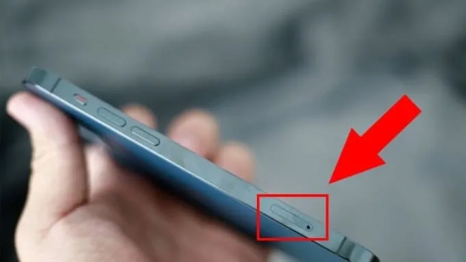 iPhone 16 vẫn trang bị khe SIM vật lý ở hầu hết các thị trường