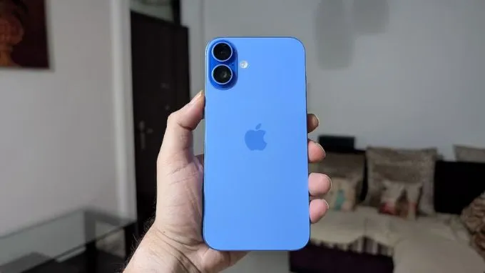 iPhone 16 Plus với màu Xanh lưu ly (Ultramarine)