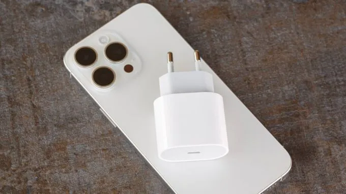 iPhone 16 Pro Max sạc bao nhiêu W