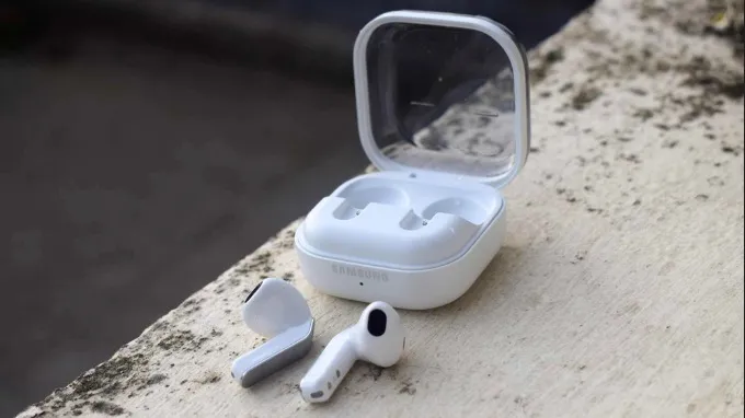 Galaxy Buds 4 sở hữu phần thân được thiết kế phẳng với bề mặt kim loại phay xước