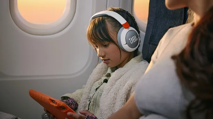 JBL Junior 470NC là mẫu tai nghe cho trẻ em học online nổi bật