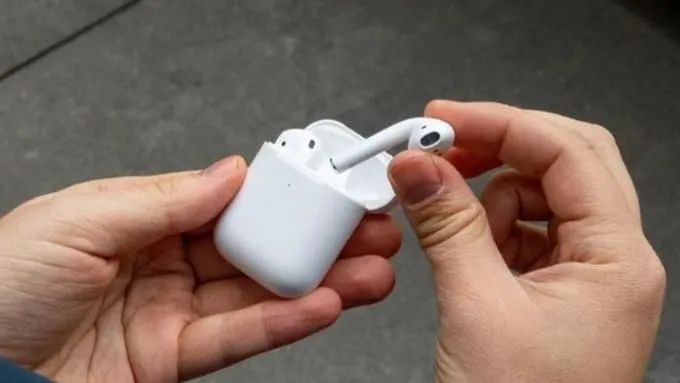 Đặt lại AirPods vào hộp sạc