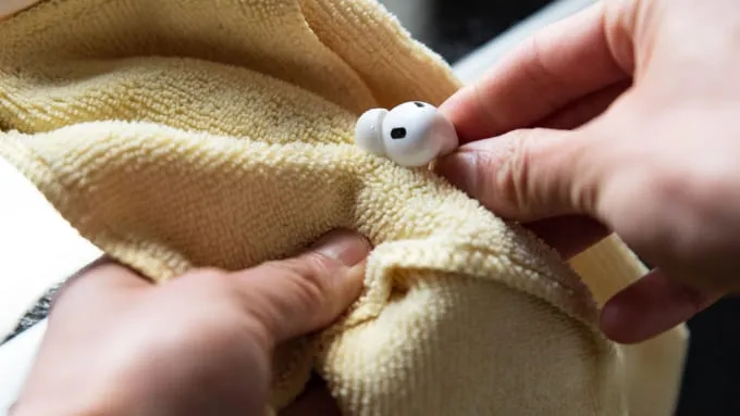 Vệ sinh lại AirPods và hộp sạc