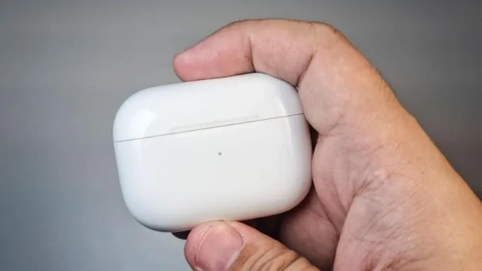 Đặt cả 2 tai nghe AirPods vào hộp sạc, đóng nắp và chờ khoảng 30 giây