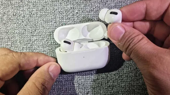 Đặt AirPods vào hộp sạc và kết nối nguồn điện