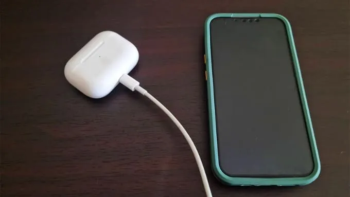 Để hộp sạc ở gần iPhone hoặc iPad đã ghép nối và đảm bảo thiết bị có kết nối Wi-Fi
