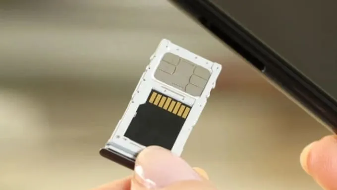 Tháo và lắp lại SIM khắc phục lỗi không kích hoạt được iPhone
