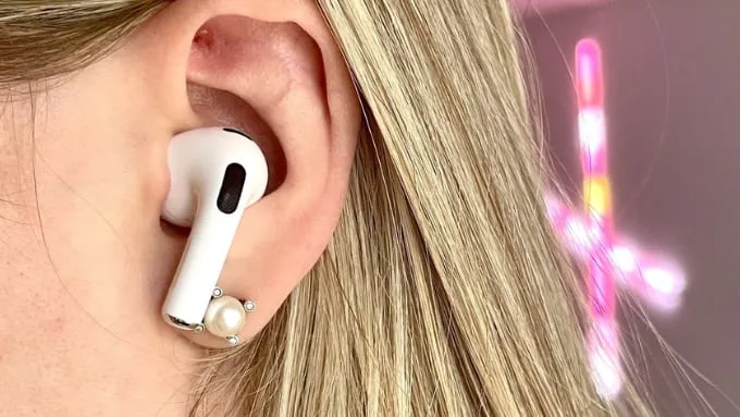 Đeo AirPods và đảm bảo tai nghe đã kết nối với iPhone/ iPad