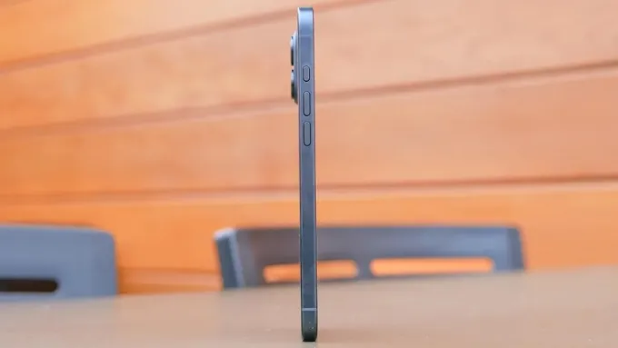 iPhone 16 Plus sở hữu kích thước tổng thể 160.9 x 77.8 x 7.8 mm