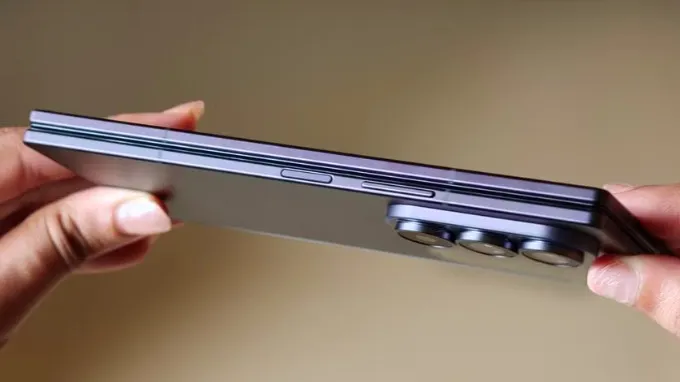 Khi gập lại, Galaxy Z Fold8 Ultra có kích thước 158.4 x 72.8 x 8.9 mm
