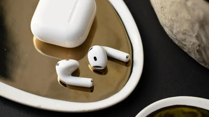 Cần làm gì khi AirPods 5 bị dính nước?